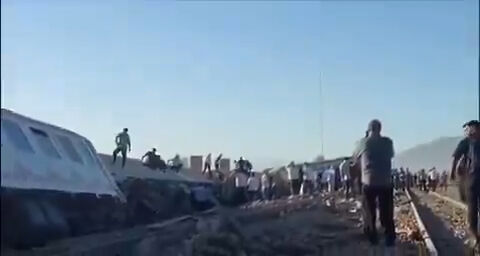 İran'da tren raydan çıktı! Çok sayıda yaralı var İran'da tren raydan çıktı! Çok sayıda yaralı var - 1. Resim