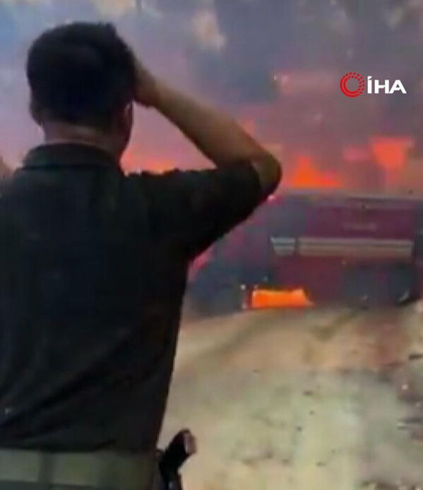 İtfaiye aracı alevlerin arasında kaldı! Canlarını zor kurtardılar, anbean kamerada - 2. Resim