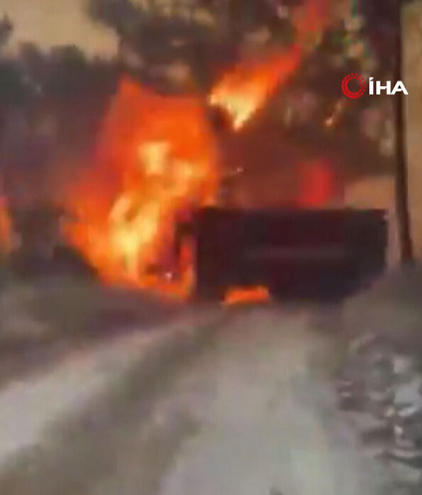 İtfaiye aracı alevlerin arasında kaldı! Canlarını zor kurtardılar, anbean kamerada - 1. Resim