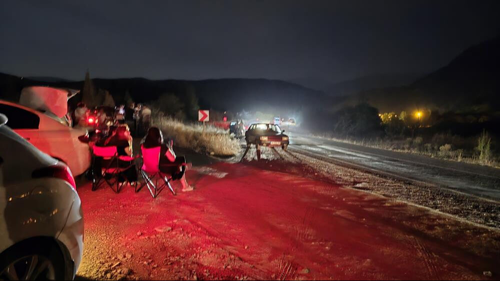 Karabük'ta akıl almaz manzara! Çayını demleyip, sandalyesini kapan orman yangını izlemeye gitti Karabük'ta akıl almaz manzara! Çayını demleyip, sandalyesini kapan orman yangını izlemeye gitti - 2. Resim