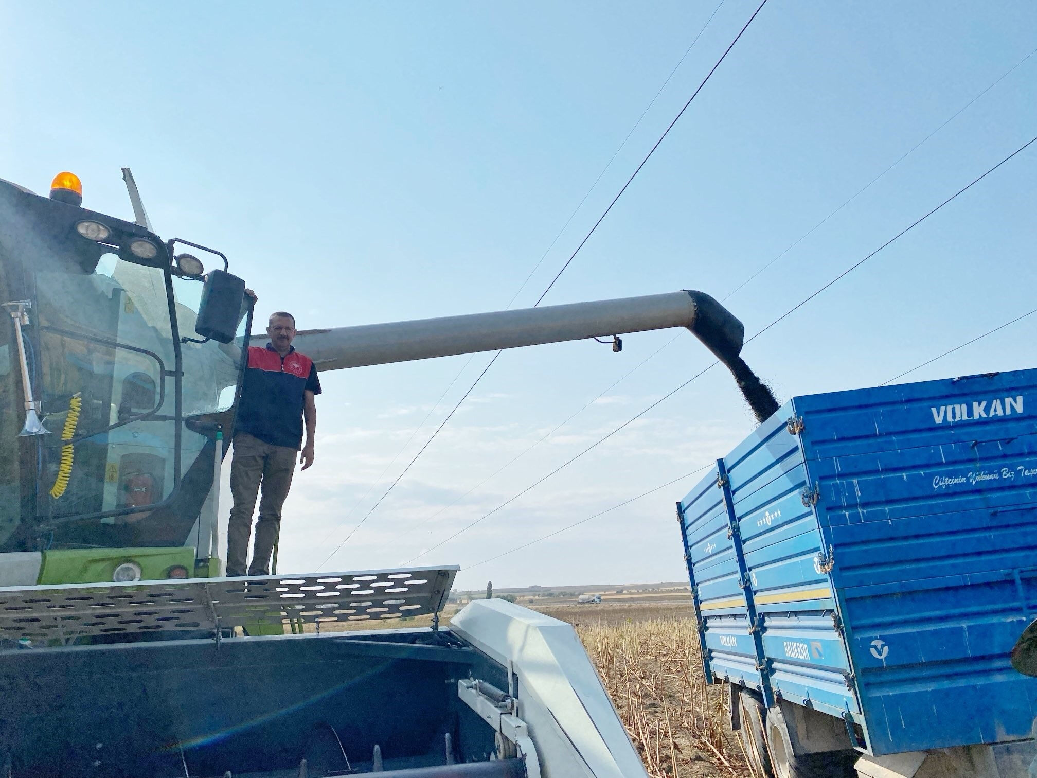 Kaymakam biçerdöverin direksiyonuna geçti! Kırklareli'de hasat zamanı - 1. Resim