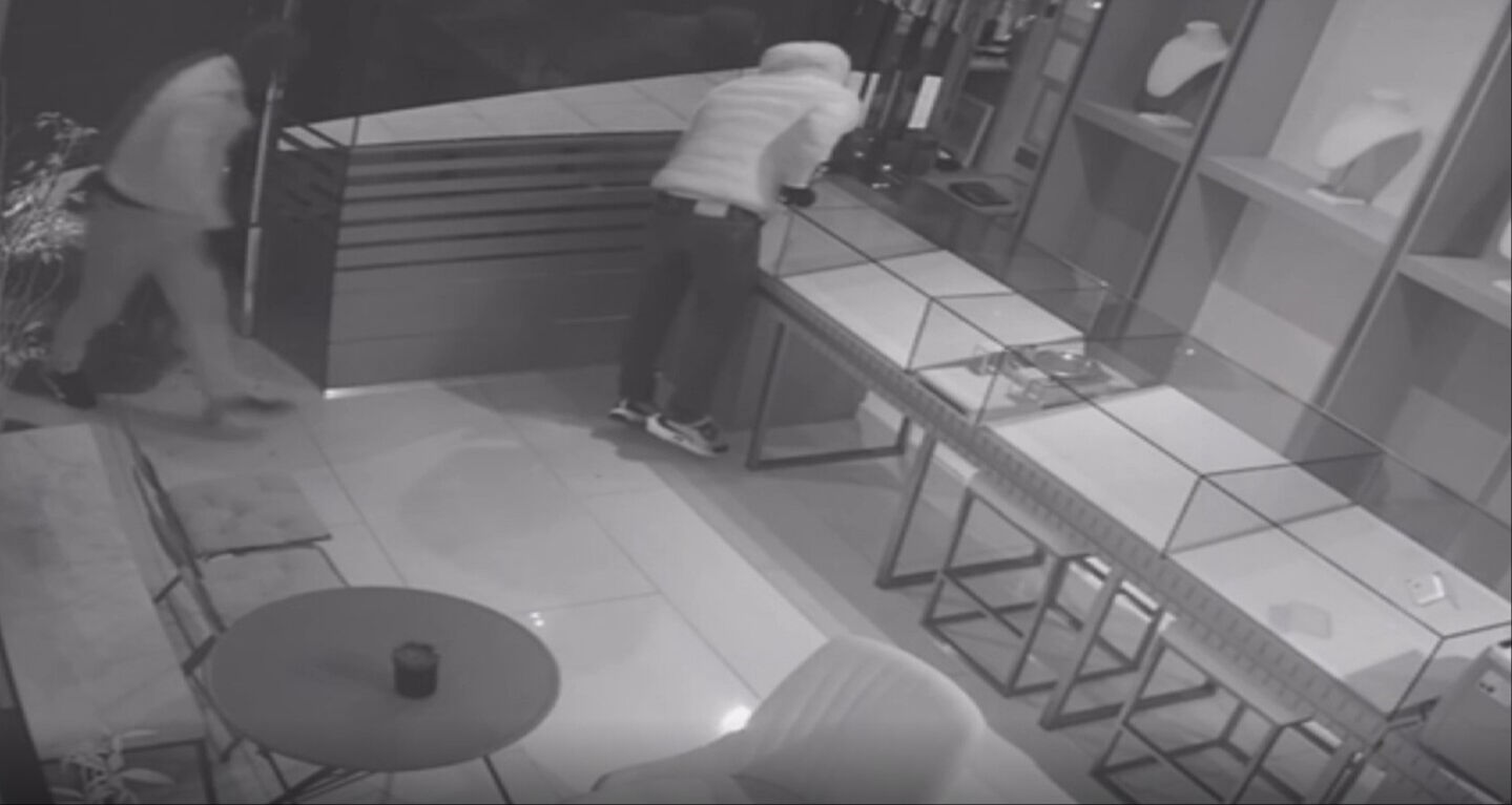 Kuyumcu soyacaklardı, nasıl kaçacaklarını şaşırdılar! O anlar kamerada - 1. Resim