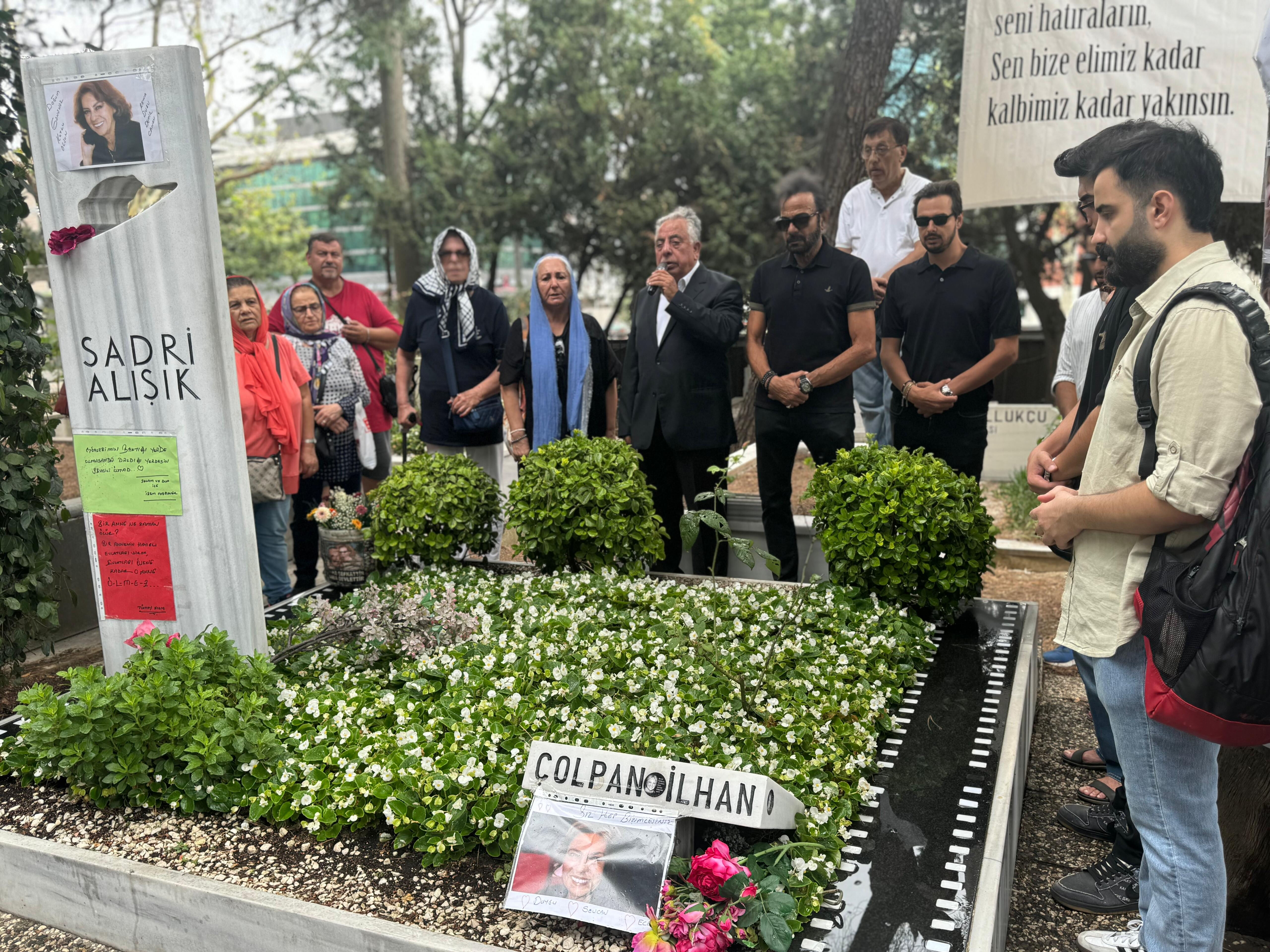 Oyuncu Kerem Alışık mezarın başında ayakta durmakta zorlandı! "Kimsen yok" - 3. Resim