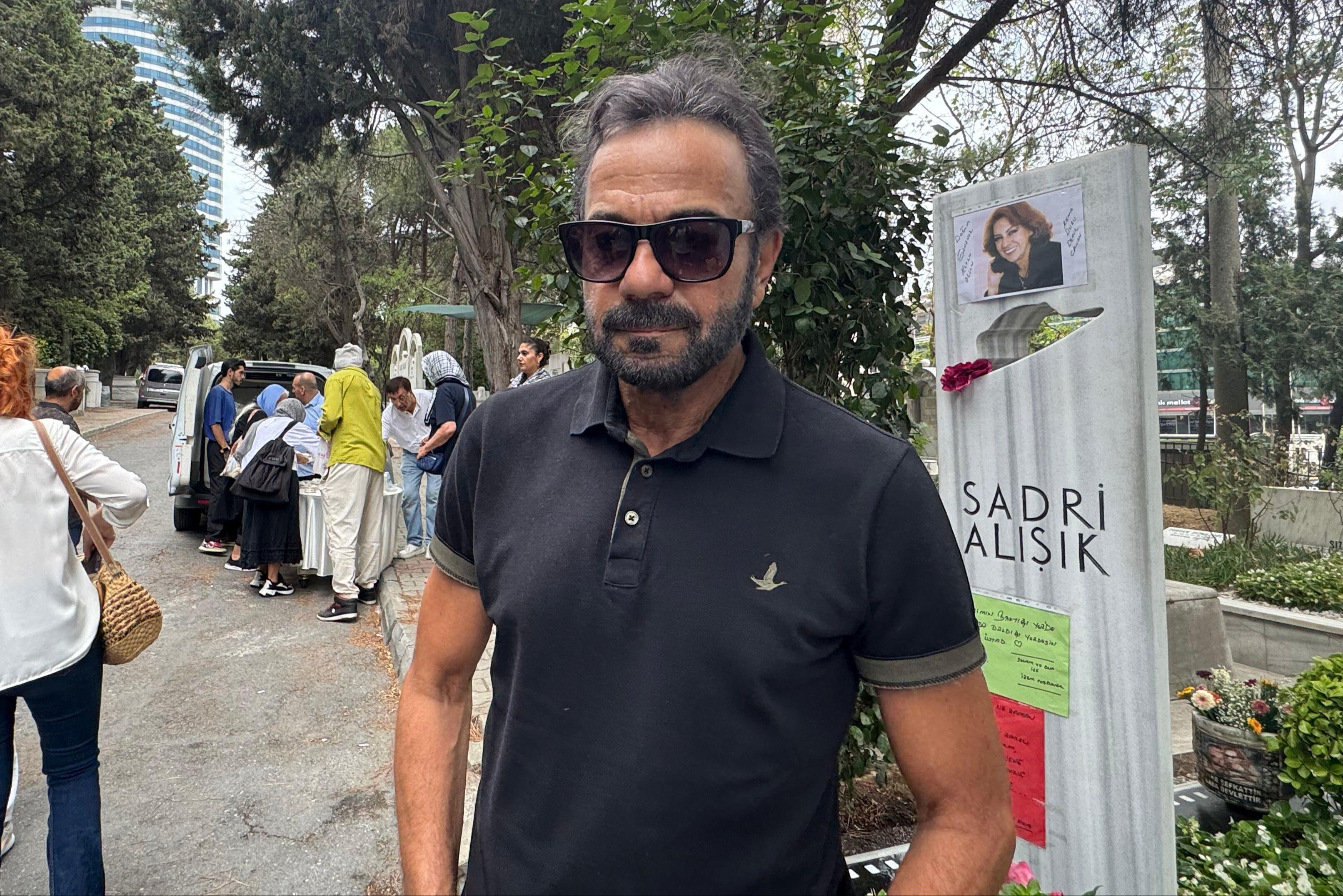 Oyuncu Kerem Alışık mezarın başında ayakta durmakta zorlandı! "Kimsen yok" - 2. Resim