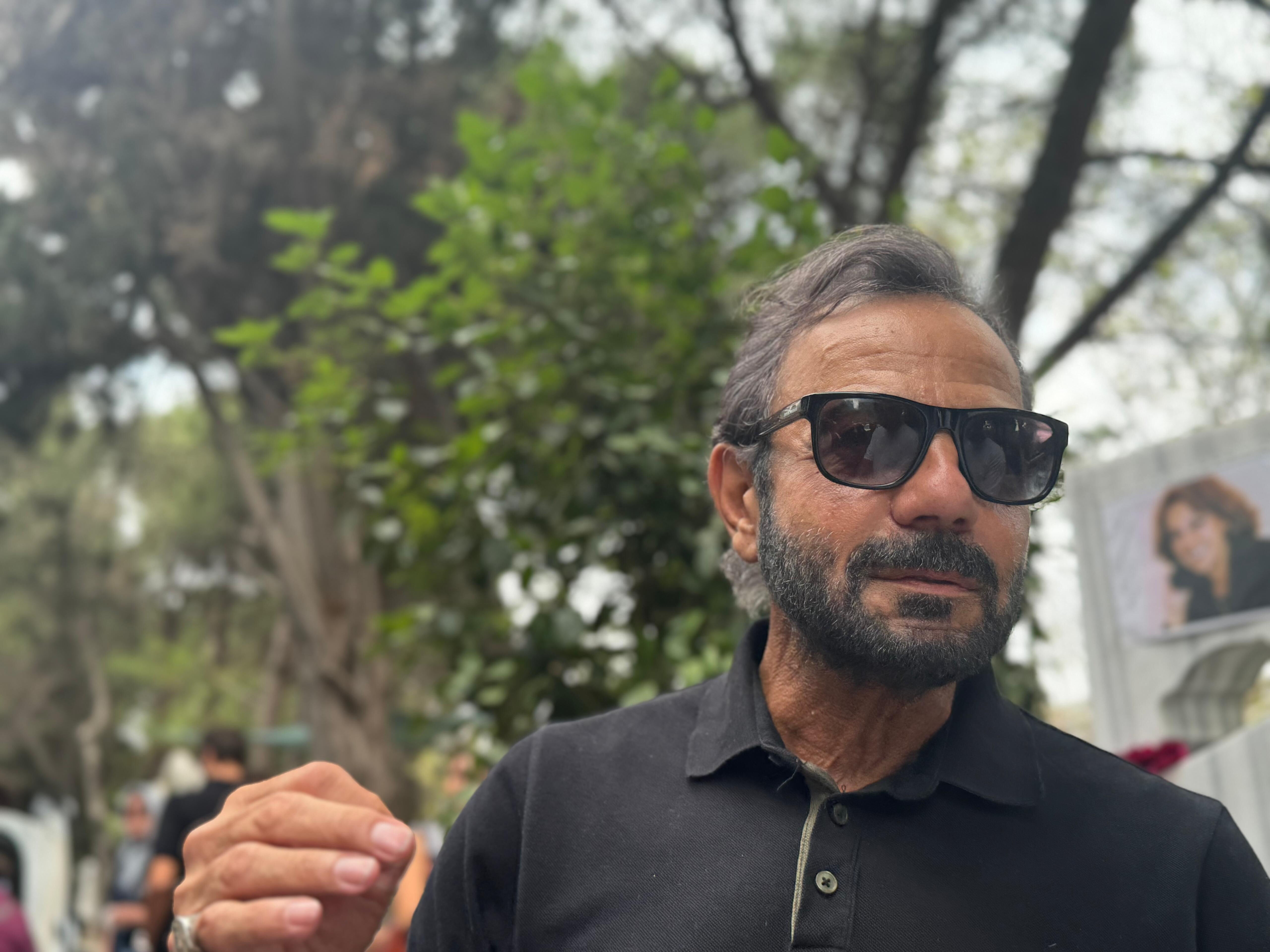 Oyuncu Kerem Alışık mezarın başında ayakta durmakta zorlandı! "Kimsen yok" - 1. Resim