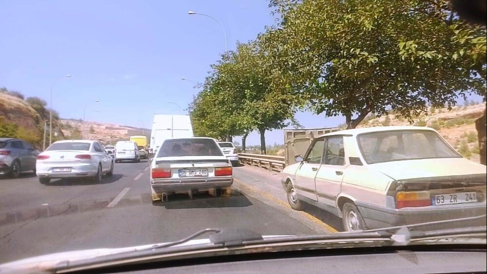 Şanlıurfa'da trafikte kalan araçlar hararet yaptı! Sürücüler kaputu açık gitti Şanlıurfa'da trafikte kalan araçlar hararet yaptı! Sürücüler kaputu açık gitti - 1. Resim