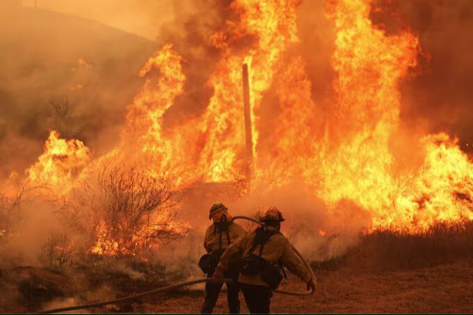 Son 20 yılın en büyüklerinden! Kaliforniya’da kabus geri döndü: Tahliyeler 50 bini aştı Son 20 yılın en büyüklerinden! Kaliforniya’da kabus geri döndü: Tahliyeler 50 bini aştı - 1. Resim