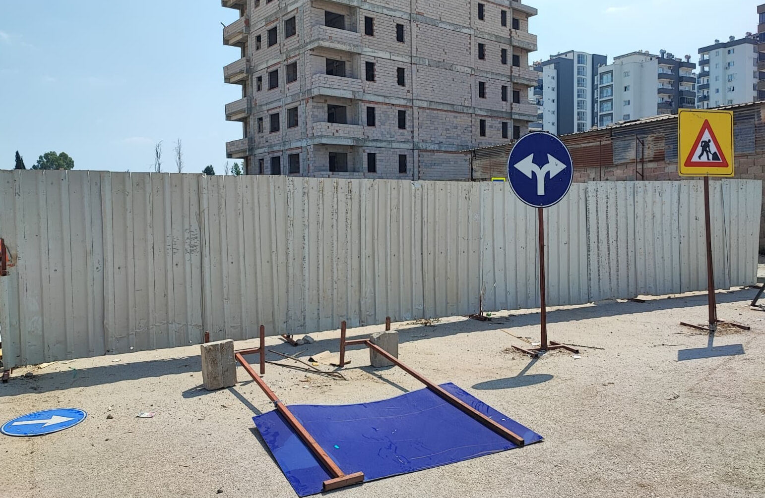 Taklalar atan araç inşaata daldı! Denetim yapan müteahhit hayatını kaybetti Taklalar atan araç inşaata daldı! Denetim yapan müteahhit hayatını kaybetti - 1. Resim