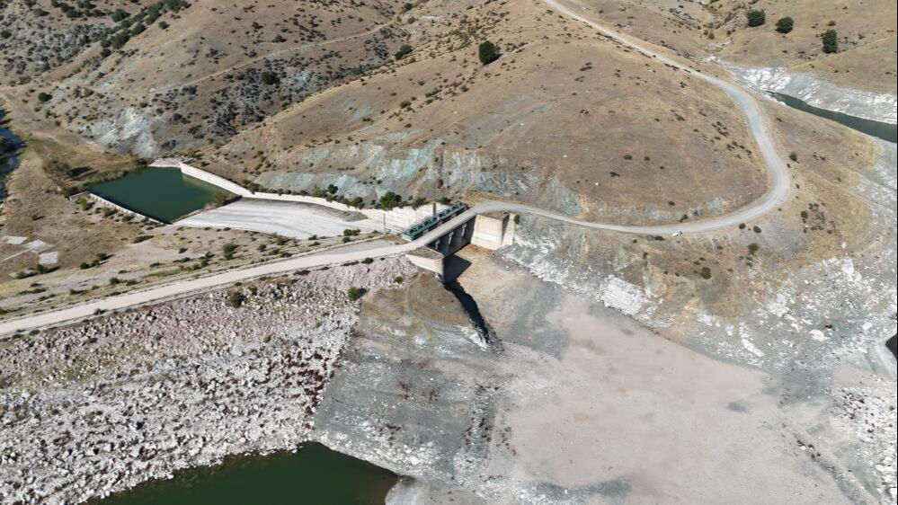 Tedirgin eden görüntü! Gövdesinde bile su kalmadı - 2. Resim