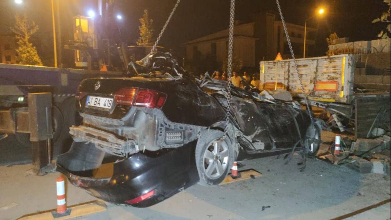 Van&#039;da korkunç kaza! Hurda yığınına dönen araçta can verdiler
