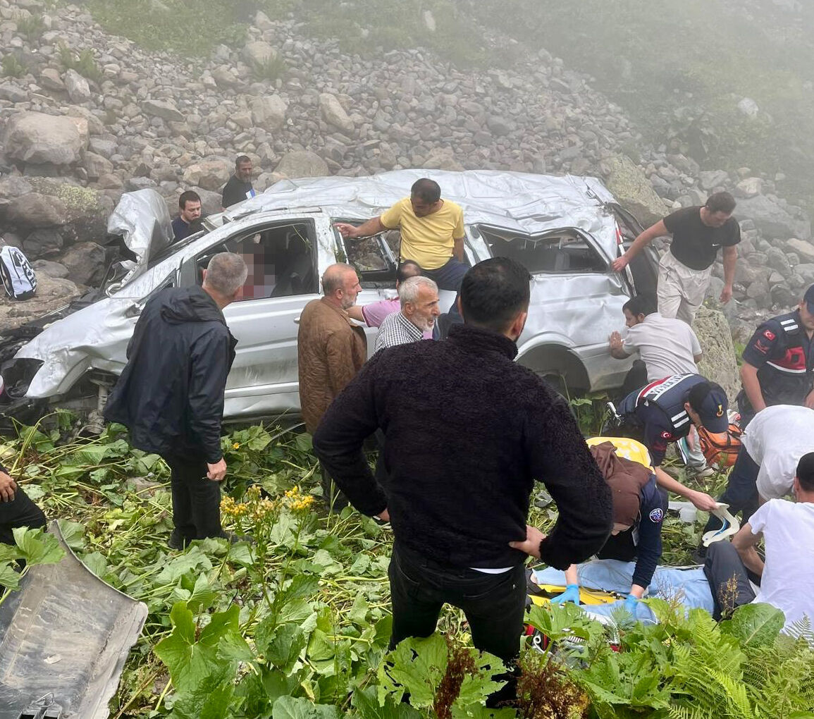Yaylada turistleri taşıyan araç dereye uçtu! Ölü ve yaralılar var - 1. Resim