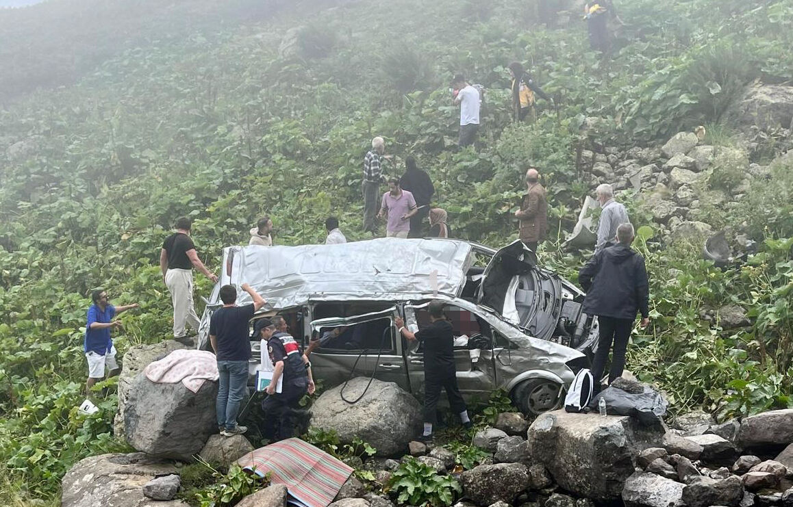 Yaylada turistleri taşıyan araç dereye uçtu! Ölü ve yaralılar var - 2. Resim
