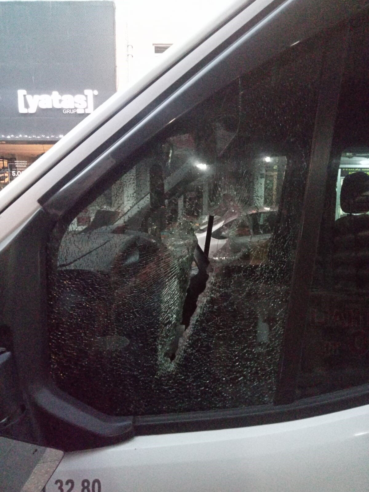 Yol verme tartışması faciaya dönüştü! Baltayla camı kırıp... - 1. Resim