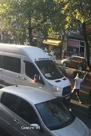 Yol verme tartışması faciaya dönüştü! Baltayla camı kırıp... - 2. Resim