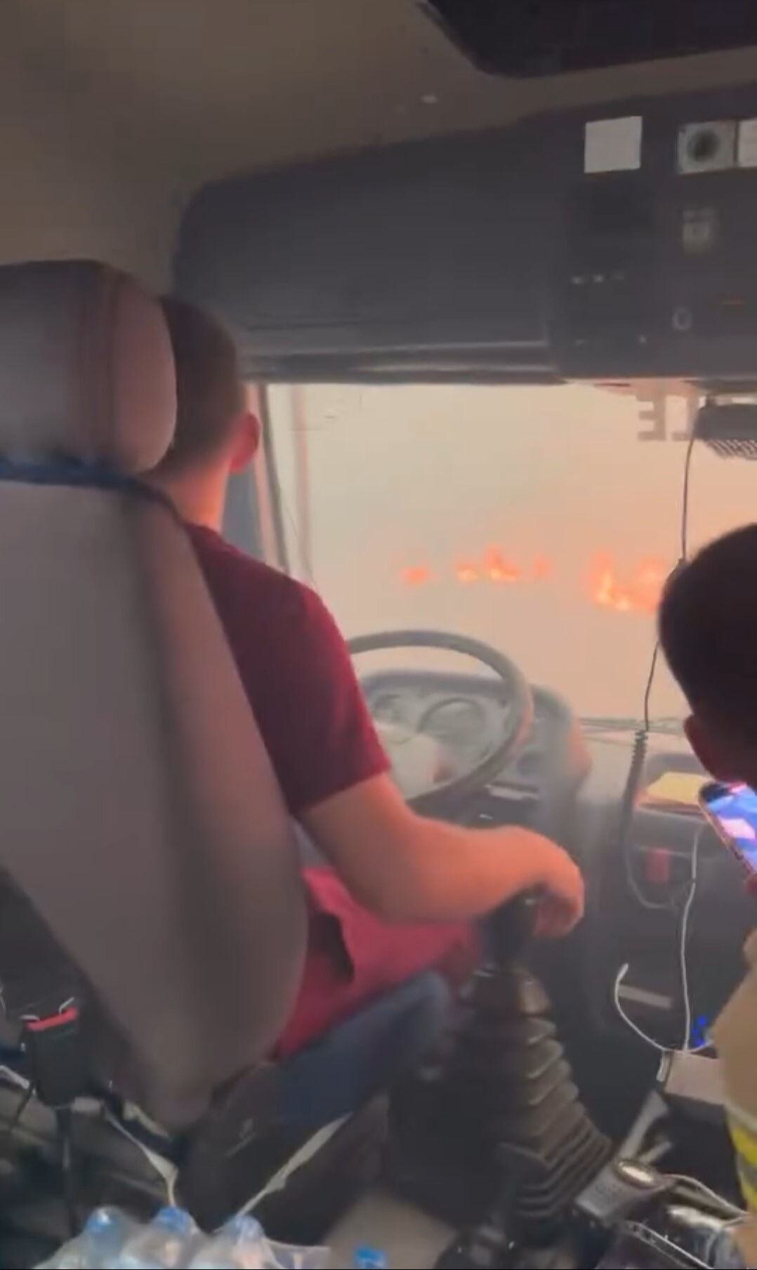 Alevlerin ortasında kaldılar! Çanakkale'de orman işçilerinin zor anları kamerada Alevlerin ortasında kaldılar! Çanakkale'de orman işçilerinin zor anları kamerada - 1. Resim