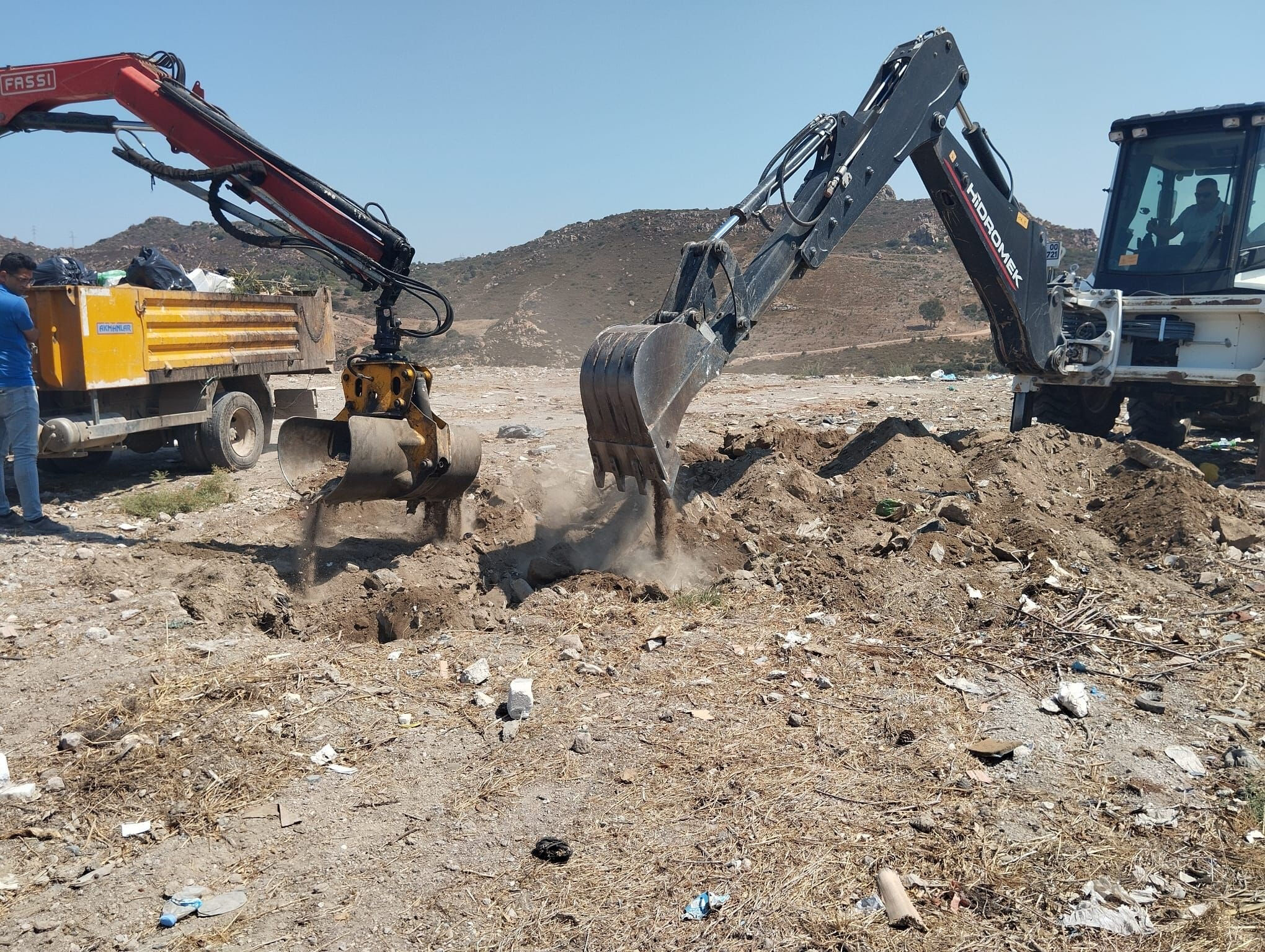 Bodrum'da hareketsiz şekilde sahile vurdu! Turistler şaşkın ifadelerle izledi Bodrum'da hareketsiz şekilde sahile vurdu! Turistler şaşkın ifadelerle izledi - 1. Resim