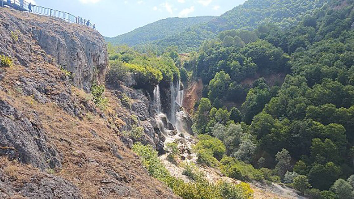 Bozkırın ortasında adeta bir vaha! Sıcaktan bunalanlar buraya akın ediyor Bozkırın ortasında adeta bir vaha! Sıcaktan bunalanlar buraya akın ediyor - 1. Resim