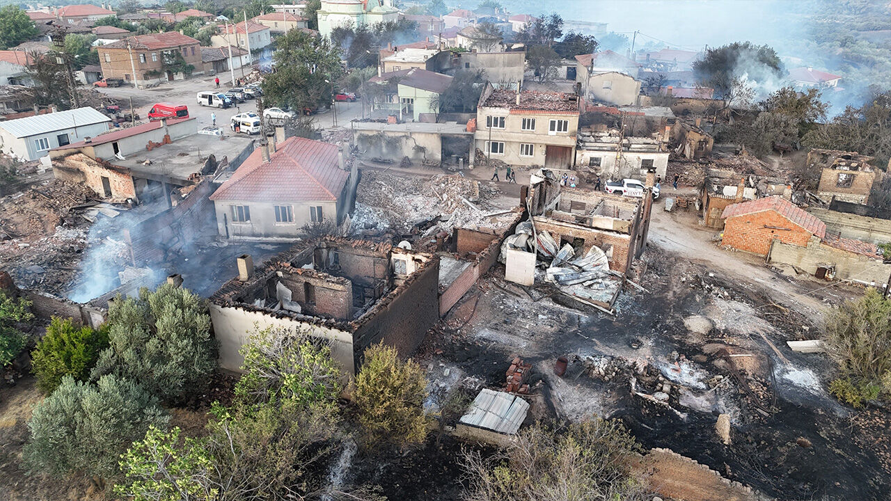Çanakkale'de evler küle döndü! Acı bilanço gün ağarınca ortaya çıktı Çanakkale'de evler küle döndü! Acı bilanço gün ağarınca ortaya çıktı - 4. Resim