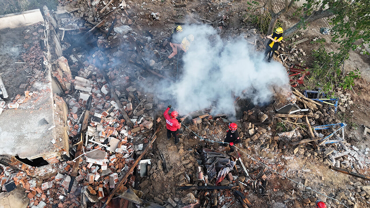 Çanakkale'de evler küle döndü! Acı bilanço gün ağarınca ortaya çıktı Çanakkale'de evler küle döndü! Acı bilanço gün ağarınca ortaya çıktı - 2. Resim