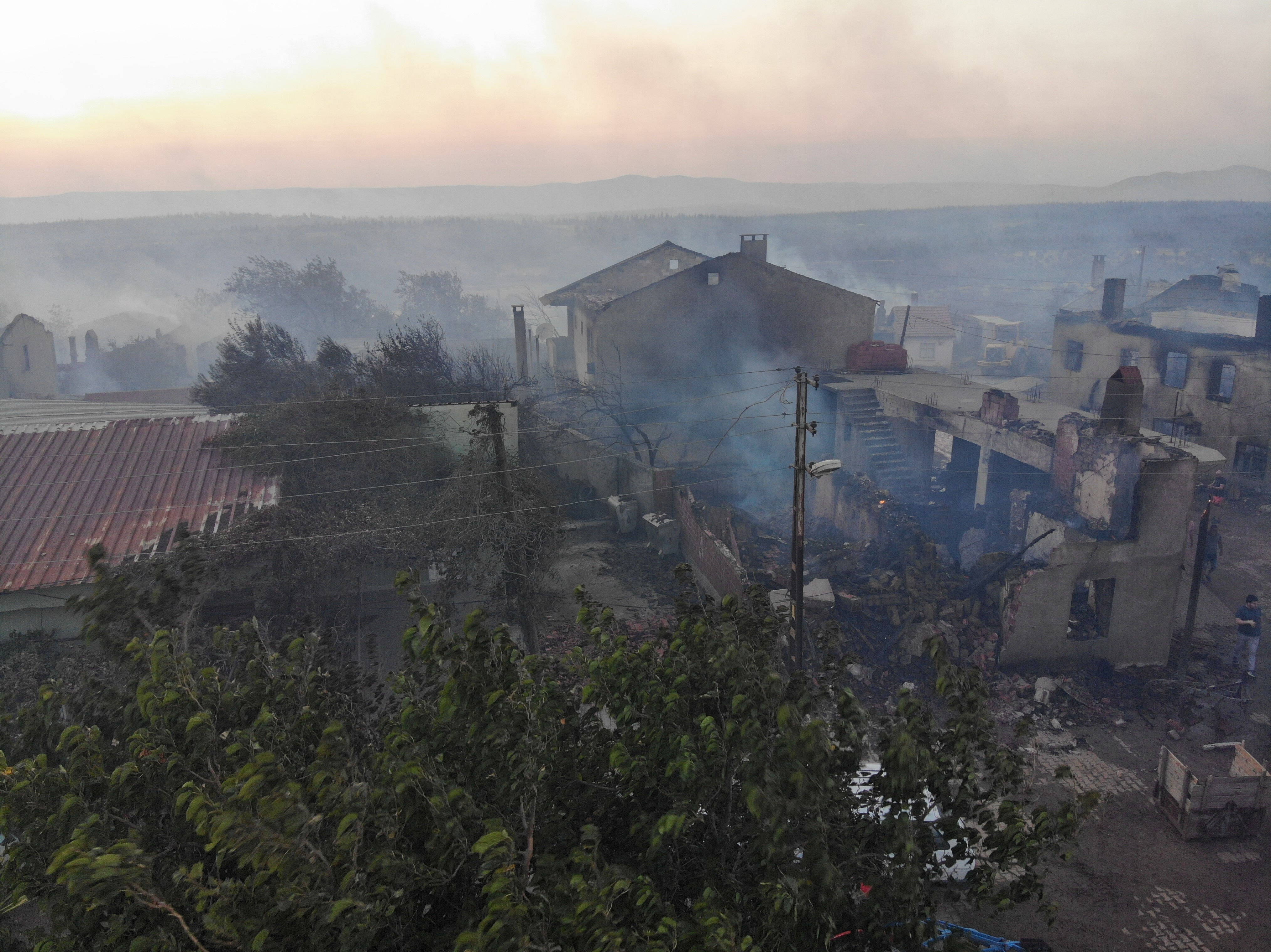 Çanakkale'de orman yangını sürüyor! 5 köy boşaltıldı, gözaltılar var - 1. Resim