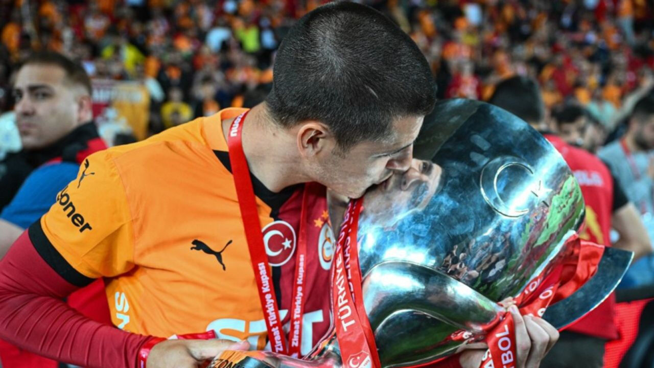 Galatasaray'da bir ayrılık daha! Transferi yeni takım arkadaşı açıkladı: Bize çok yardımcı olacak - 3. Resim