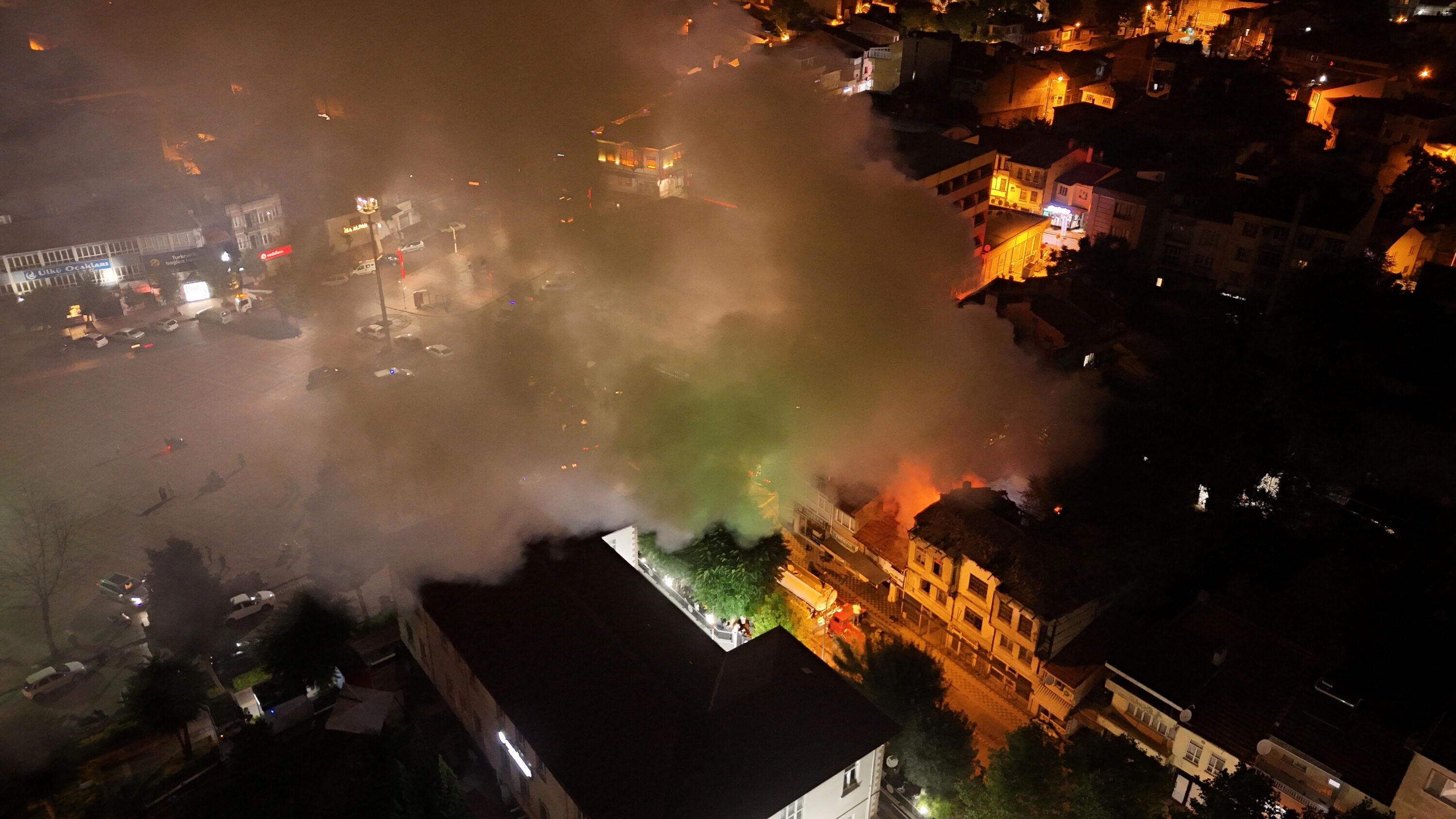 Gece saatlerinde korkutan yangın! Göz gözü görmedi - 1. Resim