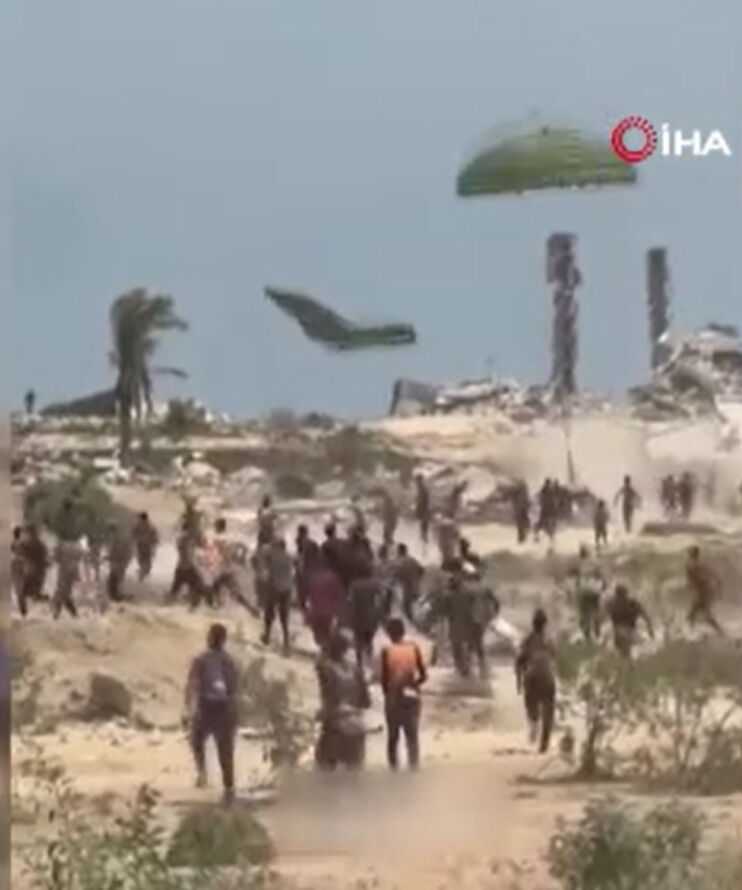 Havadan bırakılan yardım malzemesinin altında kaldı! Gazze'de bir çocuk daha açlık krizine kurban gitti - 2. Resim