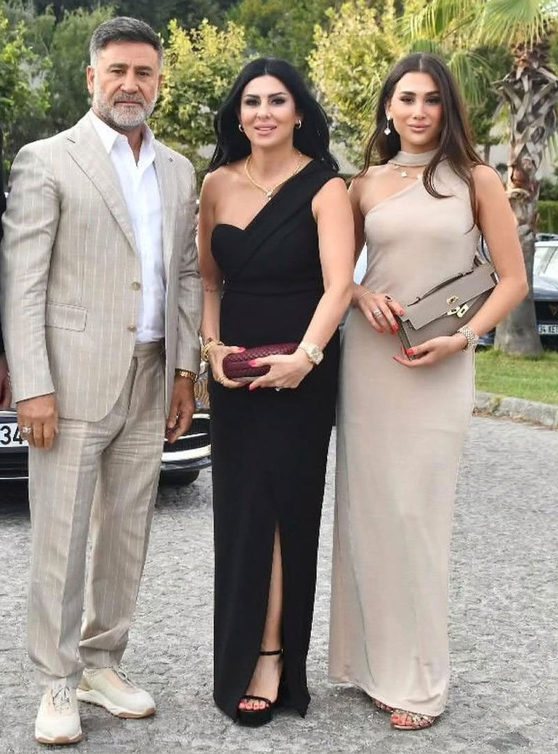 İzzet Yıldızhan ailesiyle düğüne katıldı, kızı Zelal tüm bakışları üzerine çekti - 2. Resim