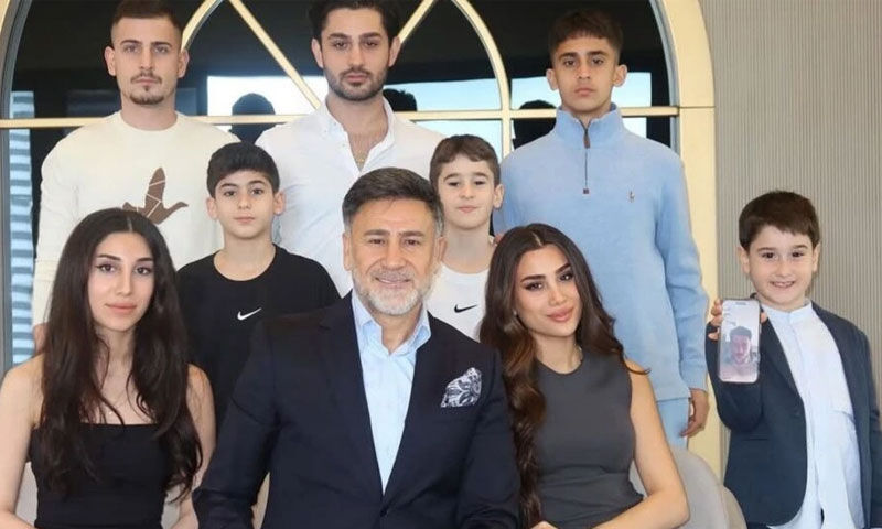 İzzet Yıldızhan ailesiyle düğüne katıldı, kızı Zelal tüm bakışları üzerine çekti - 1. Resim