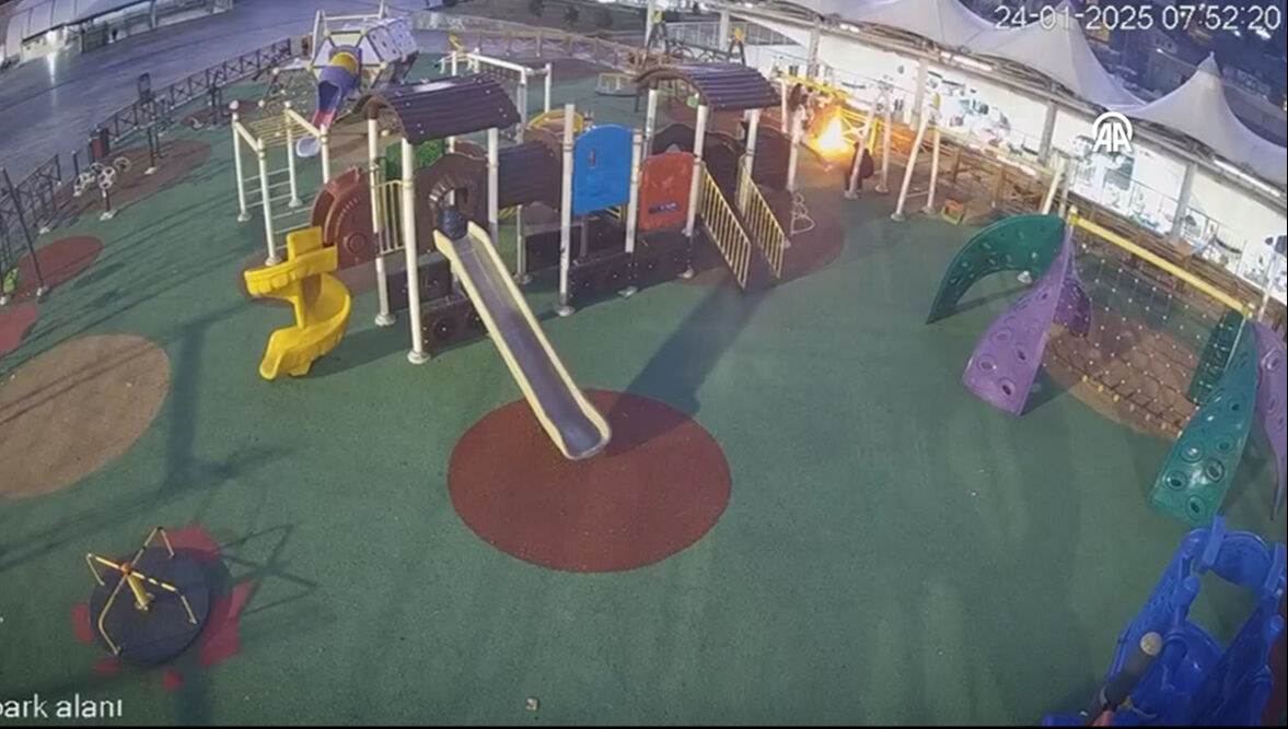 Minguzzi cinayetinde sanıkların yeni görüntüleri ortaya çıktı! Parkta ateş yaktılar, metro turnikesinden kaçak geçtiler - 1. Resim