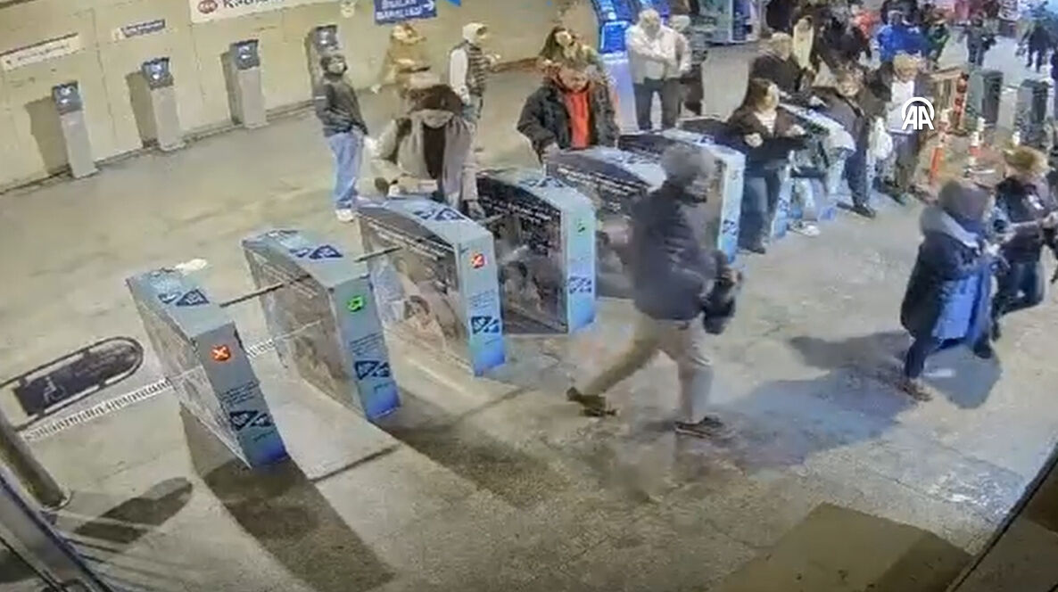 Minguzzi cinayetinde sanıkların yeni görüntüleri ortaya çıktı! Parkta ateş yaktılar, metro turnikesinden kaçak geçtiler - 2. Resim
