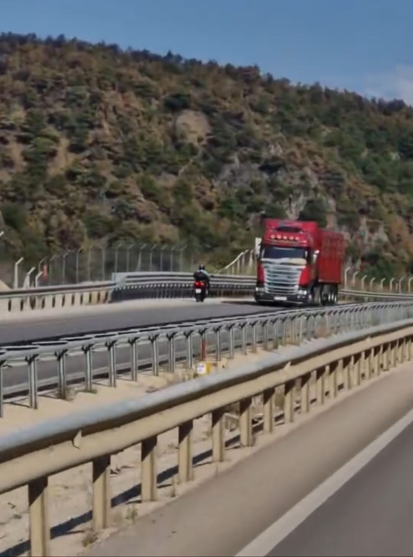 Ölümü böyle çağırdı! Kilometrelerce ters şeritte ilerledi Ölümü böyle çağırdı! Kilometrelerce ters şeritte ilerledi - 1. Resim