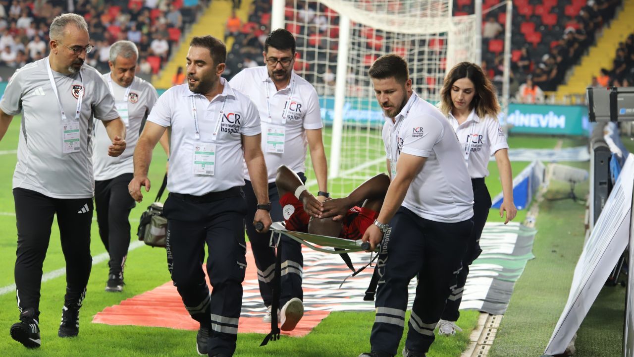 Süper Lig'de sakatlık şoku! İlk hafta maçında sezonu kapattı Süper Lig'de sakatlık şoku! İlk hafta maçında sezonu kapattı