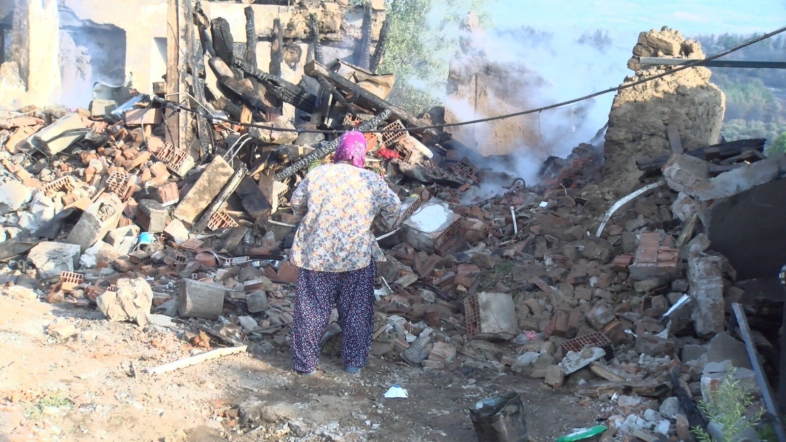 Yangından geriye bir canı, bir kimliği, bir de telefonu kaldı - 2. Resim