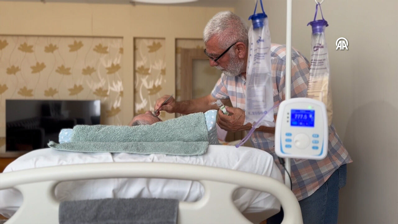 48 yıllık aşk, 10 yıllık felce rağmen dimdik ayakta: ‘Yine dünyaya gelsem onunla evlenirim’” - 2. Resim