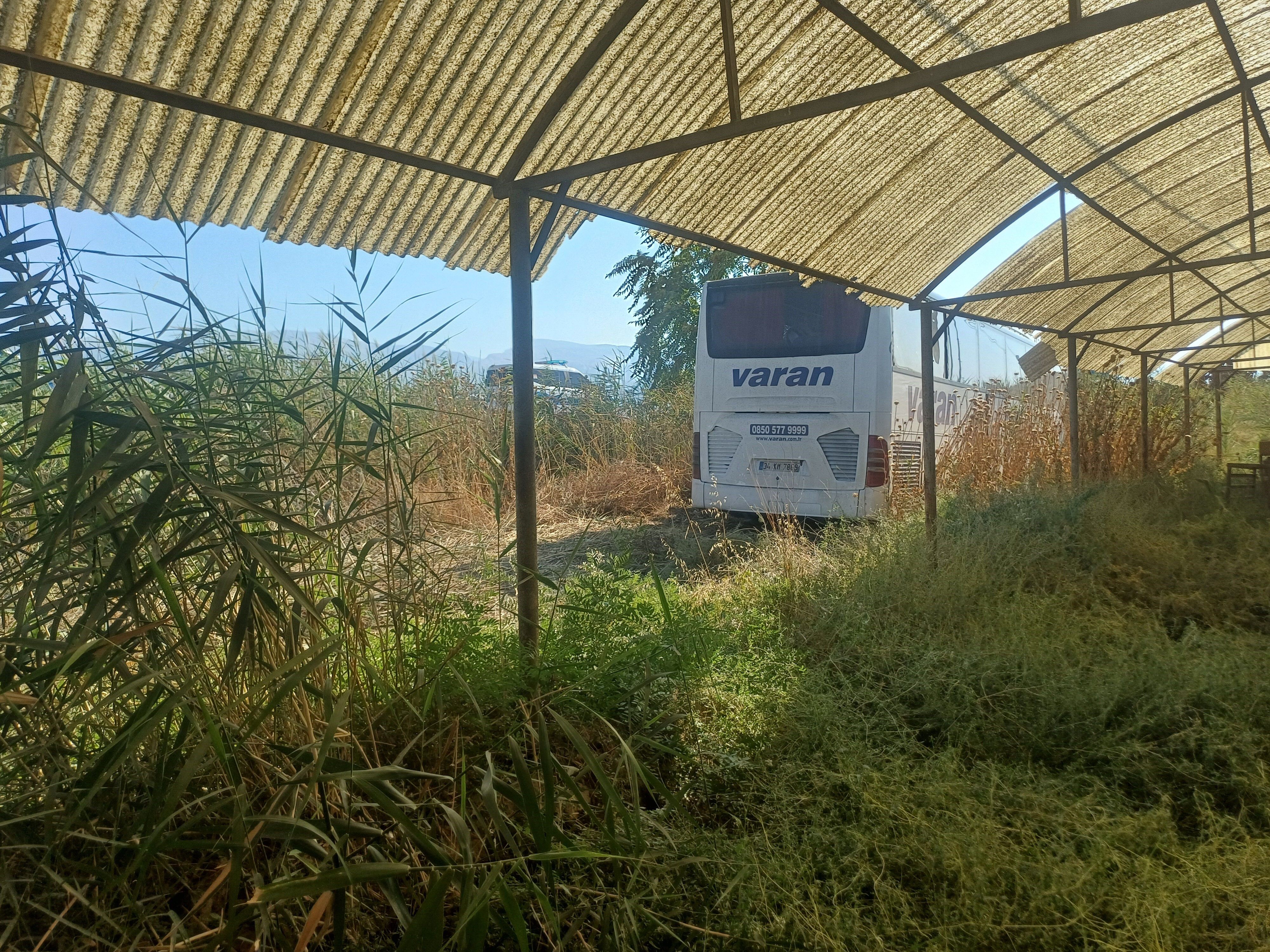 Ankara'dan İzmir'e giden yolcu otobüsü yoldan çıktı! 35 yolcu ölümden döndü, yaralılar var Ankara'dan İzmir'e giden yolcu otobüsü yoldan çıktı! 35 yolcu ölümden döndü, yaralılar var - 1. Resim