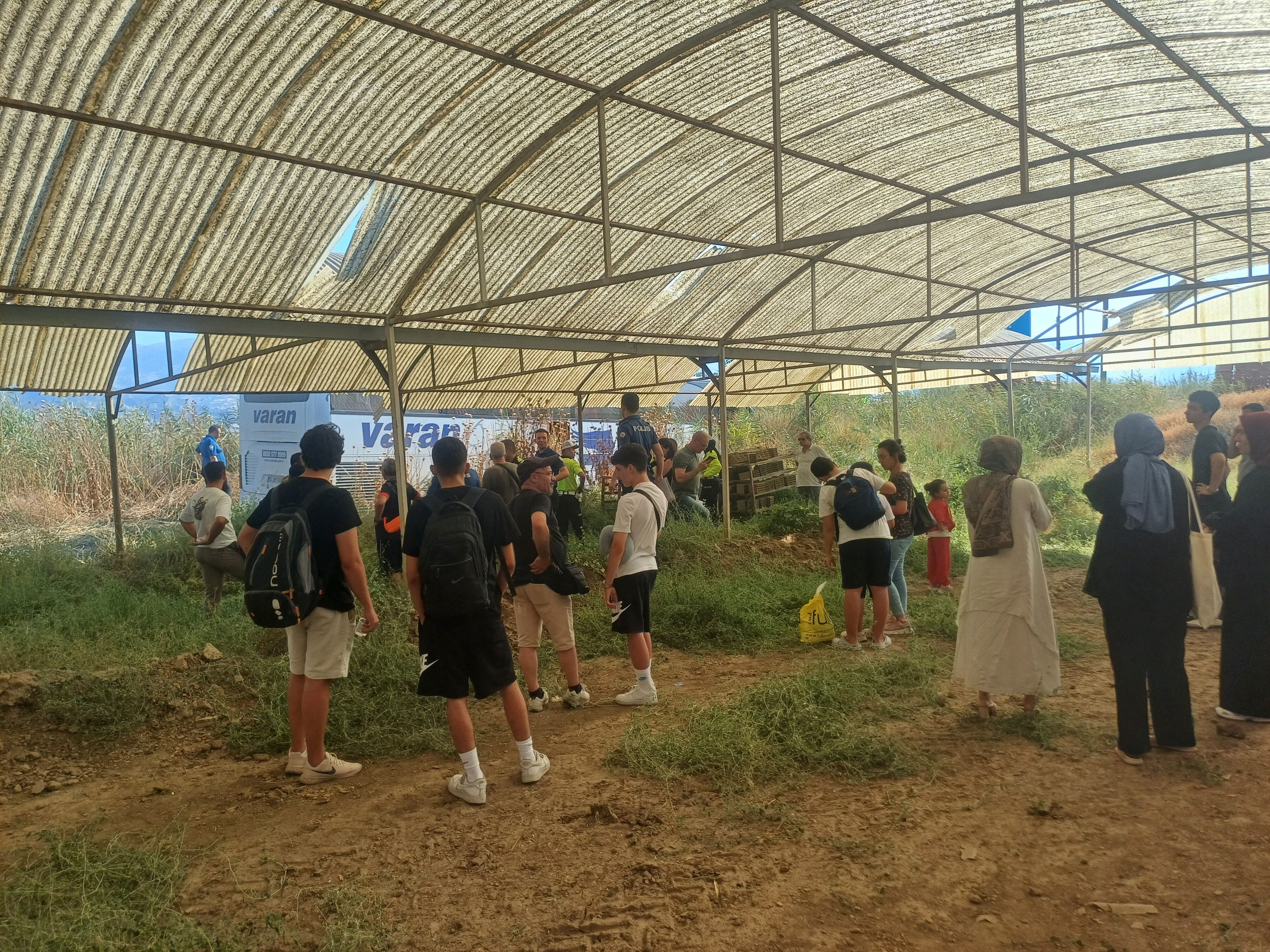 Ankara'dan İzmir'e giden yolcu otobüsü yoldan çıktı! 35 yolcu ölümden döndü, yaralılar var Ankara'dan İzmir'e giden yolcu otobüsü yoldan çıktı! 35 yolcu ölümden döndü, yaralılar var - 3. Resim