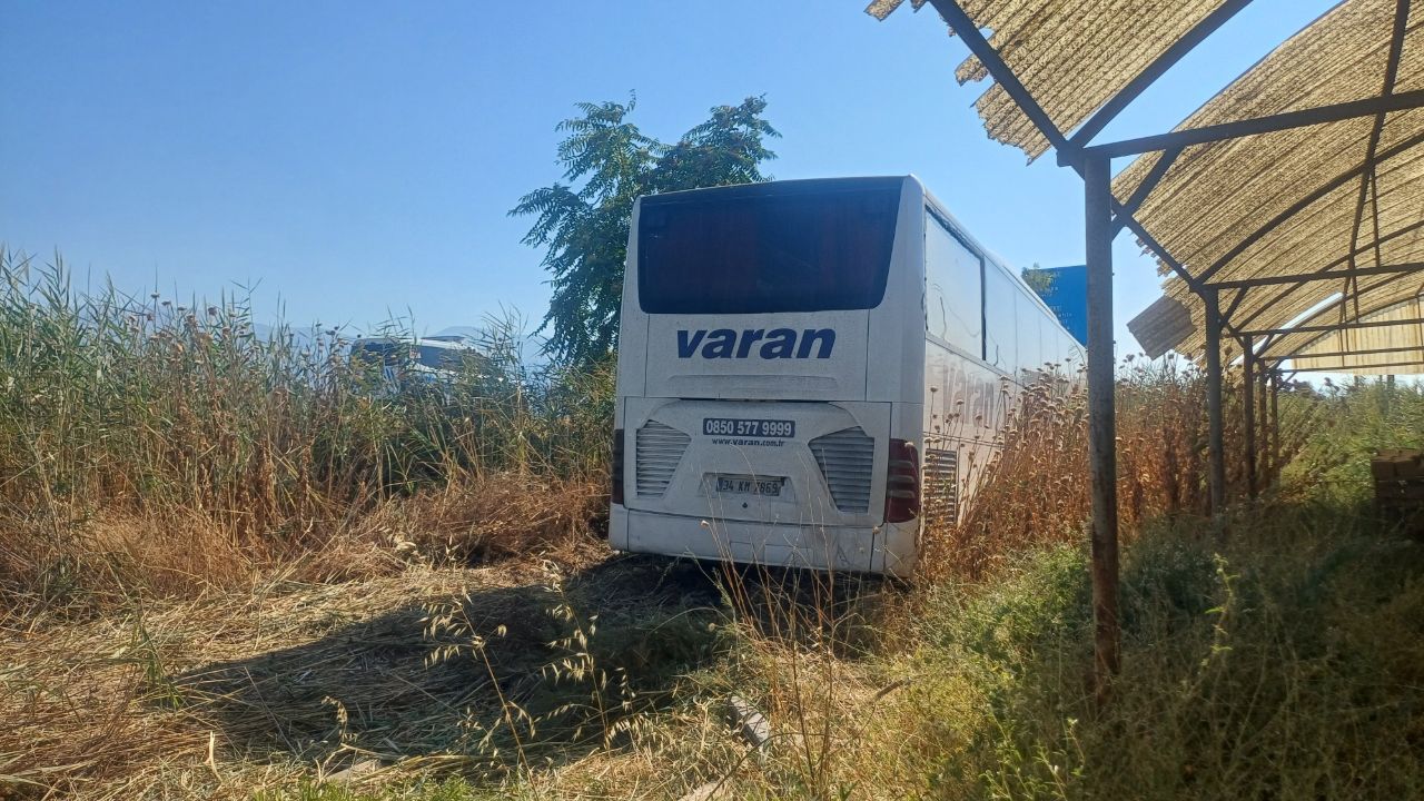Ankara&#039;dan İzmir&#039;e giden yolcu otobüsü yoldan çıktı! 35 yolcu ölümden döndü, yaralılar var