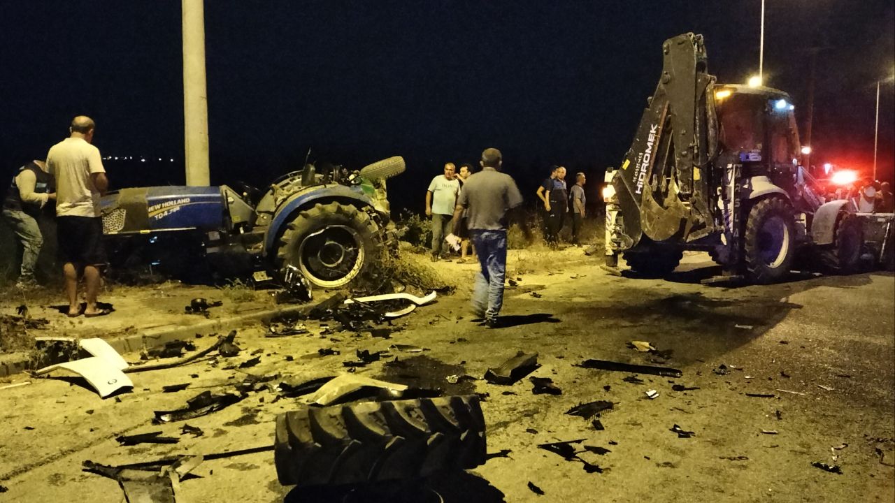 Antalya&#039;da kaza! Otomobil traktörle çapıştı, sürücüler yaralandı