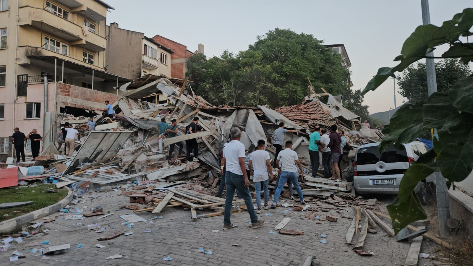 Balıkesir 6.1 ile sallandı: Naci Görür'den 