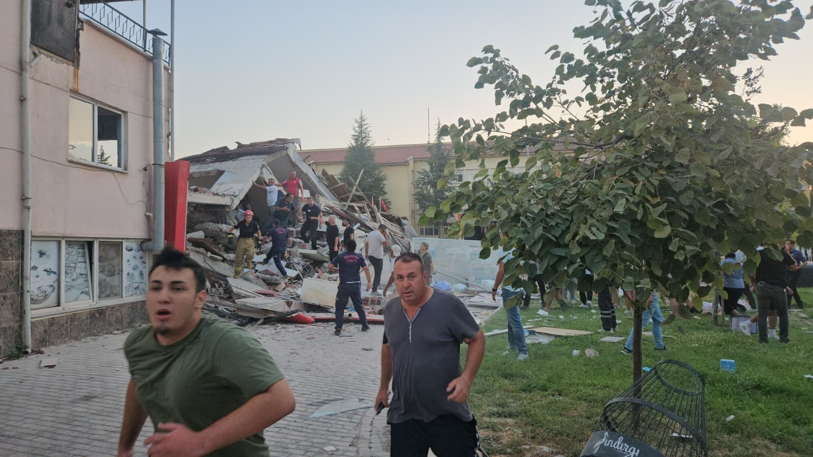 Sındırgı'da deprem: Birçok vatandaş sağ kurtarıldı, 1 kişi öldü Balıkesir'de deprem: Bir ev yıkıldı, 2 kişi kurtarıldı! - 3. Resim