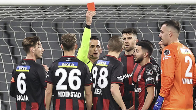 Caner Erkin'den lige olaylı başlangıç! Gol iptal edilince olanlar oldu, direk kırmızı kartla oyundan atıldı - 2. Resim