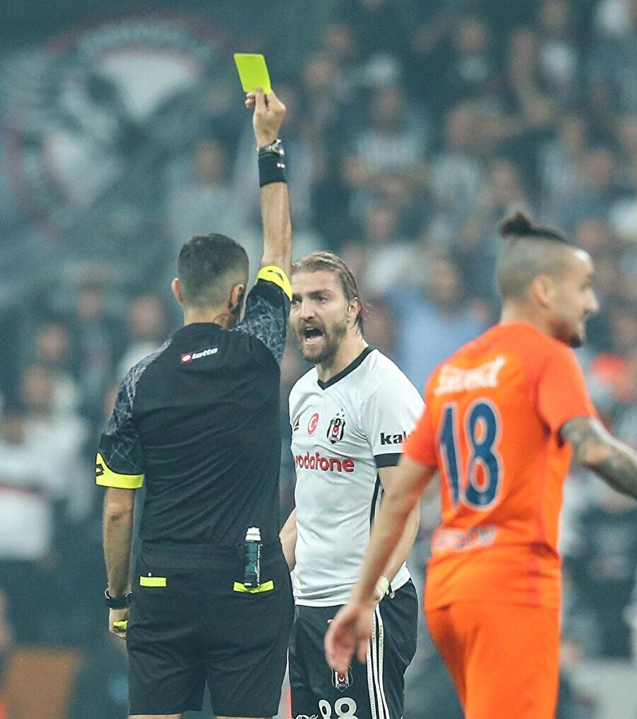 Caner Erkin'den lige olaylı başlangıç! Gol iptal edilince olanlar oldu, direk kırmızı kartla oyundan atıldı - 3. Resim