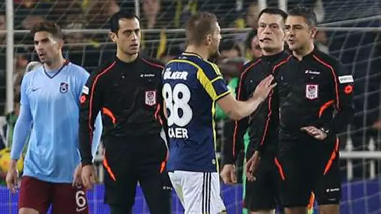 Caner Erkin'den lige olaylı başlangıç! Gol iptal edilince olanlar oldu, direk kırmızı kartla oyundan atıldı - 1. Resim