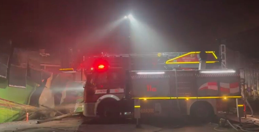 Depremle sarsılan Balıkesir'de fabrika yangını! 2 çalışan hayatını kaybetti - 1. Resim