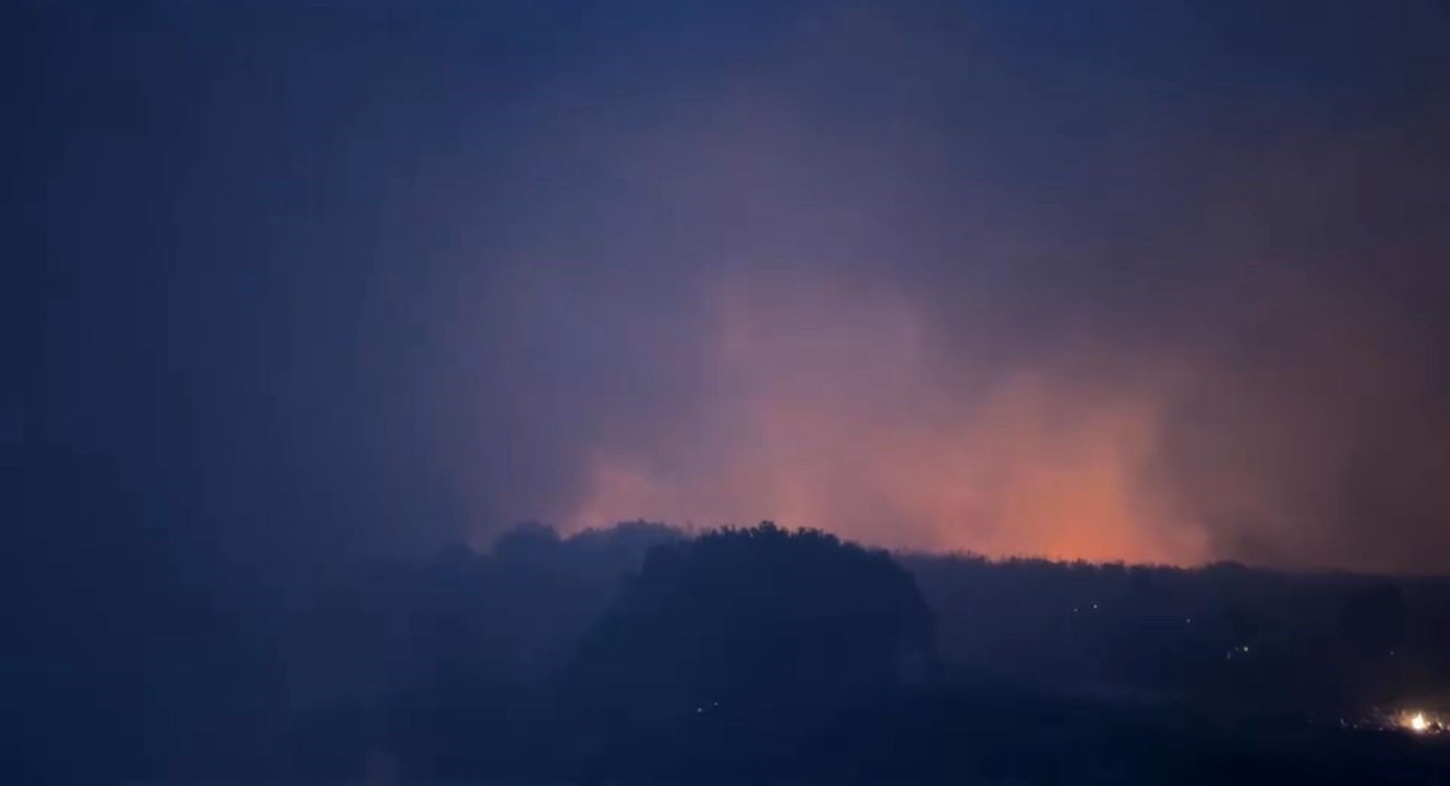 Diyarbakır’da ağaçlık alanda korkutan yangın! Alevlerin yaklaştığı ev tahliye edildi Diyarbakır’da ağaçlık alanda korkutan yangın! Alevlerin yaklaştığı ev tahliye edildi - 1. Resim