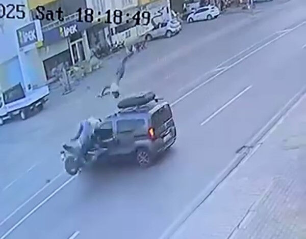 Elazığ'da feci kaza! Motosikletteki yolcu havada 3 takla attı - 1. Resim