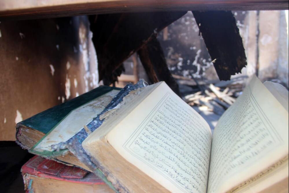 Evi yandı, çatısı çöktü! Bir tek onlara bir şey olmadı - 1. Resim