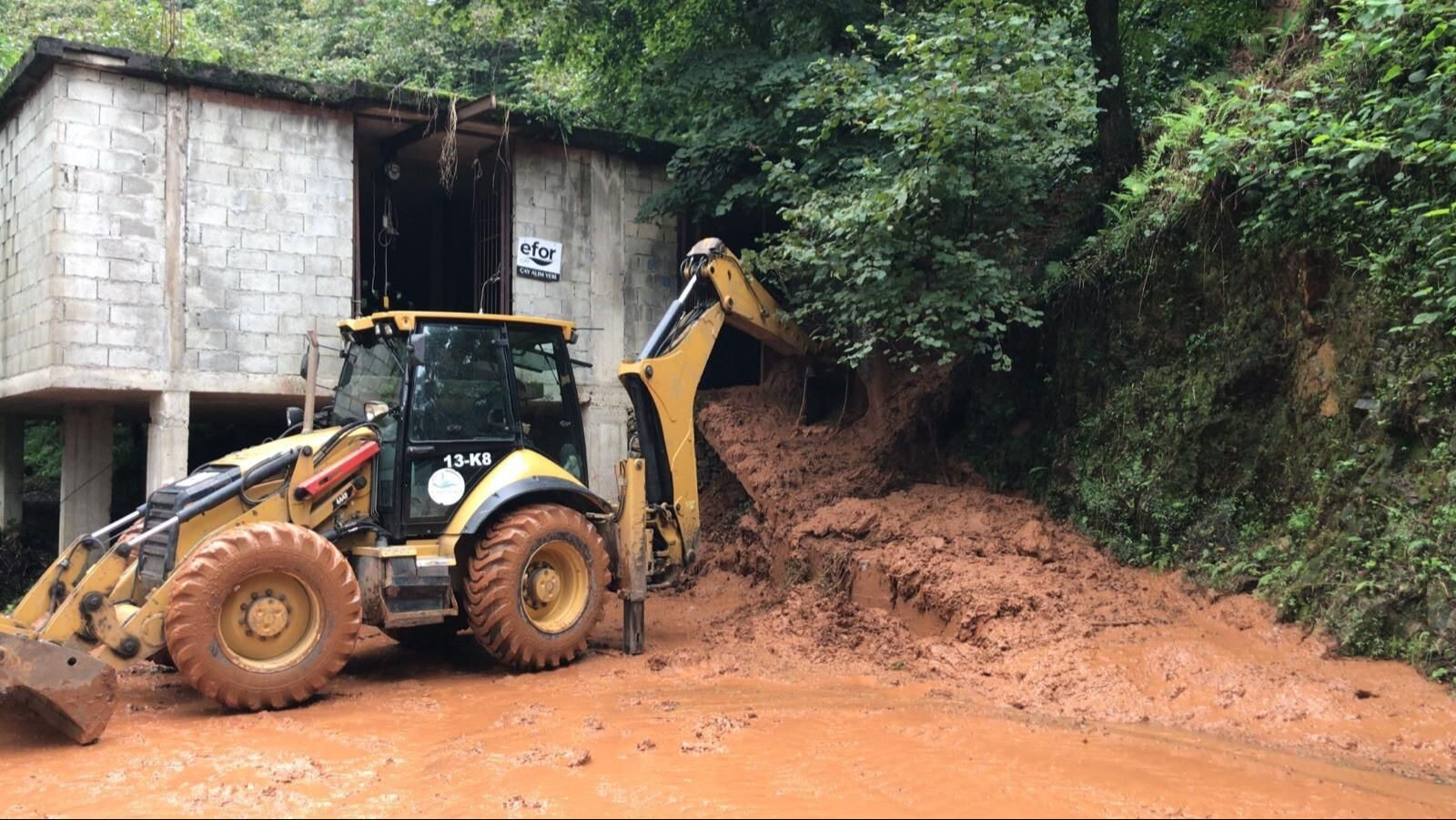 Her şey bir anda oldu! Şiddetli yağış ulaşımı aksattı, hayatı olumsuz etkiledi - 3. Resim