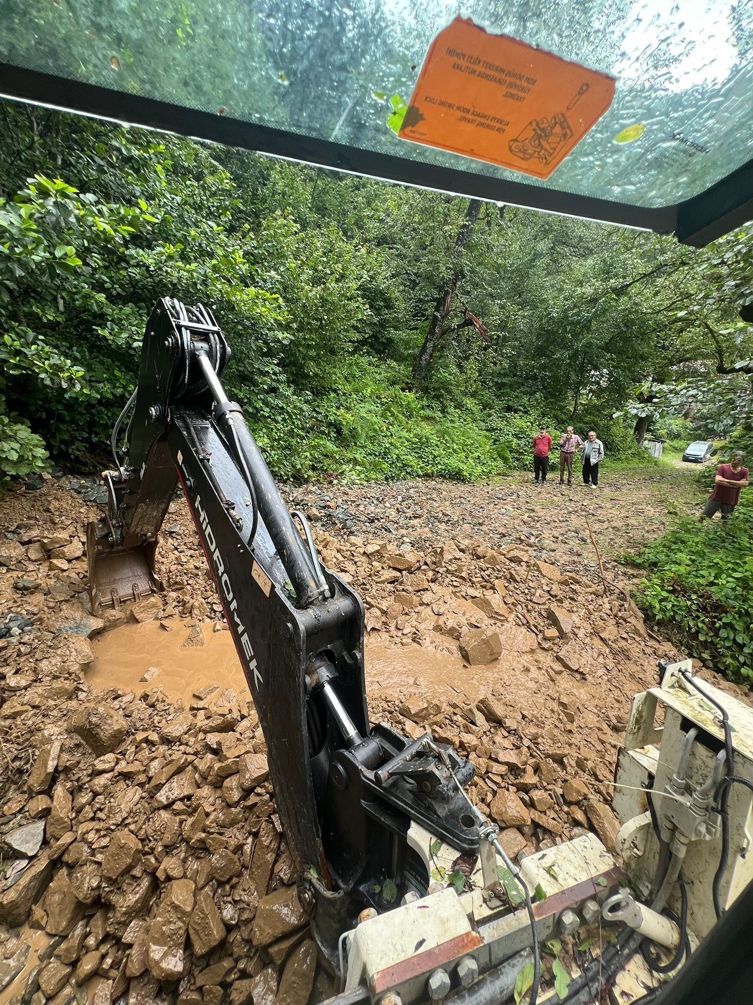 Her şey bir anda oldu! Şiddetli yağış ulaşımı aksattı, hayatı olumsuz etkiledi - 1. Resim